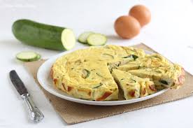 Per cucinare questo piatto non può mancare un ingrediente pulite le zucchine, tagliatele a rondelle e insaporitele a fuoco dolce con alcuni cucchiai d'olio, lo spicchio d'aglio, un po' di prezzemolo tritato e. Frittata Di Zucchine E Ricotta In Forno Elvira Dolci E Cucina
