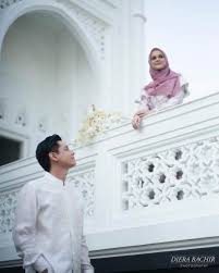Batak wedding part 4 tips untuk prewedding drama sebelum foto prewedding better kamu dan calon suami hitung hitung dulu tentang pengeluaran. Tanpa Bersentuhan Tangan Intip 10 Gaya Unik Prewedding Cut Meyriska Dan Roger Danuarta