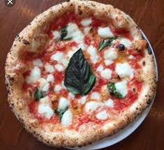 A fluffy dough and simple tomato sauce, topped with fresh mozzarella cheese, fresh basil, and olive oil. What S Your Best Neapolitan Pizza Crust Recipe I M Looking For That Light Fluffy Bubbly Crust I Can T Seem To Master It Pizza