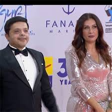 الفنان سيد رجب سجن مرتين وزوجته الأمريكية الثانية هي سبب نجاحه وابنته زوجة هذا الفنان. Ø£ÙˆÙ„ Ø¸Ù‡ÙˆØ± Ù„Ø²ÙˆØ¬Ø© Ù…Ø­Ù…Ø¯ Ù‡Ù†ÙŠØ¯ÙŠ ÙˆØ£ÙˆÙ„Ø§Ø¯Ù‡ Ø§Ù„Ø«Ù„Ø§Ø«Ø© ÙÙŠ Ø®ØªØ§Ù… Ù…Ù‡Ø±Ø¬Ø§Ù† Ø§Ù„Ø¬ÙˆÙ†Ø© Ù„Ù‡Ù„ÙˆØ¨Ù‡