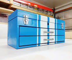 This guide will outline the tools and supplies needed to install kitchen cabinets, the preparations necessary to begin your installation and the steps to lay out your work to help ensure a smooth diy. Restore A Rusty Toolbox 14 Steps With Pictures Instructables