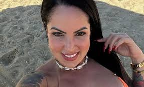 Elisa Sanches segue como rainha de bateria da Império da Tijuca após  polêmica em vídeo