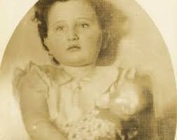 Foto d'epoca 1914 La bambina Mary Dries tiene la bandiera americana RPPC 17  Y