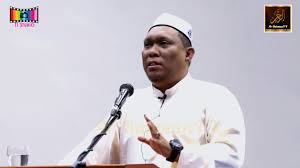 Ustaz auni mohamad terkenal dengan ceramahnya tentang pelbagai teori konspirasi, iluminati, di sebalik mesej movie seperti lord of the rings, dan sebagainya. Ustaz Auni Mohamed Siapa Yahudi Youtube