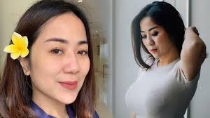 Bahkan, untuk konten yang telah ia buat di tik tok kembali ia share ke instagram dan juga mendongkrak followernya yang awalnya dari 80 ribu orang kini jadi 480 ribu orang. Serba Salahnya Tante Ernie Si Tante Pemersatu Bangsa Terima 500 600 Dm Instagram Tiap Hari Tribun Kaltim
