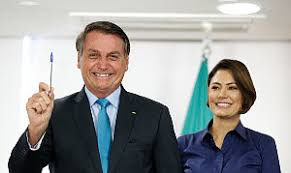 Michele, aliás, agora baterá ponto mais próximo do presidente (e mais longe da antiga sala de osmar terra). Conjur Istoe E Absolvida Em Acao De Danos Morais De Michelle Bolsonaro