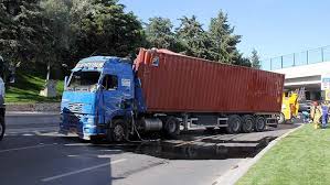 İslahiye'de trafik kazası, tır otomobili biçti! Istanbul Bakirkoy De Tir Kazasi Son Dakika Haberleri