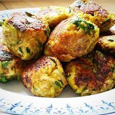 Eplucher et émincer les gousses d'ail. Boulettes Vegetariennes Courgettes Oignons Et Curry Gratinez