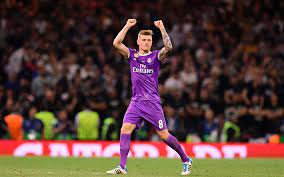 download wallpapers toni kroos 4k football stars violet uniform real madrid soccer kroos la liga footballers besthqwallpapers com toni kroos crstiano ronaldo real madrid
