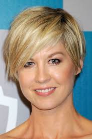 Short blonde balayage hairstyle for natural hair one of the most standout hairstyles for curly hair is the short blonde balayage style with dark roots. Short Pixie Jenna Elfman Hair Hair Short Hair Styles Hair Cuts Short Hair Cuts