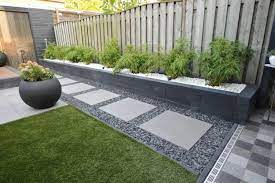 gaaf gebruik van grijze tegels in combinatie met antraciet grind tuin ideeen achtertuin tuin