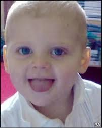 Casal de babás é condenado por torturar e matar menino de três anos