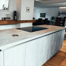 Betonoptik Tritt Massivholz In 2020 Wohnung Kuche Innenarchitektur Kuche Trends Kuchen