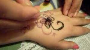 Henna für die haare ist dagegen oft zu grob gemahlen für die feinen muster. Henna Tattoo Selber Machen