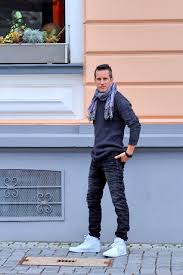 Jeans mit geradem bein.schwarzes denim.frage: Herbst Outfit Fur Manner Long Pullover Mit Schwarzer Jeans Weissen Sneakers Rimanere Nella Memoria