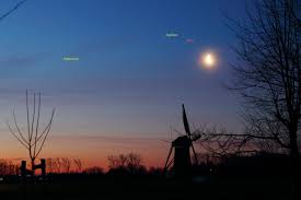 Jupiter och saturnus ligger just nu sällsynt tätt intill varandra. Planeten Spannen Samen Aan De Ochtendhemel