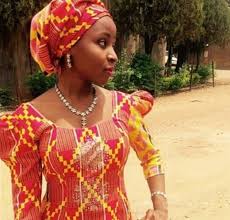 Gwamnatin najeriya ta ce 'yan matan sakandaren dapchi 104 da wani yaro da yarinya daya kungiyar boko haram ta sako wani mahaifin 'yar makarantar dapchi na share hawayen murnar sakin matan. Arewa Fashion Style Heritage And Trends Jiji Blog