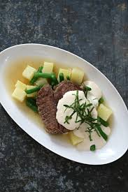 Gesottener Rinderbug Rinderschulter Mit Grunen Bohnen Kartoffelwurfeln Und Meerrettich Sauce In 2020 Meerrettichsosse Rettich Tafelspitz Mit Meerrettichsosse