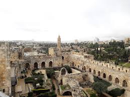 Jeruzsálem neve:salem alapítása, arab neve el kudsz (a szent) számtalanszor lerombolták, újjáépítették, és az óváros köré épült városról sem tudhatjuk, hány ősi réteg fölött járunk. Jeruzsalem Az Arany Varos Fuggosegem Az Utazas