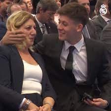 🇹🇷😍 Arda Güler qui sèche les larmes de sa maman très émues lors de la  présentation au Real Madrid | Turquie Sports | Facebook