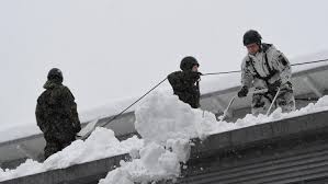Katastrophenfall im berchtesgadener land ausgerufen nach heftigen regenfällen war der fluss ache über die ufer getreten und hatte straßen überflutet. Katastrophenfall In Bayern Jetzt Kampft Auch Die Bundeswehr Gegen Die Schneemassen