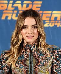 Ana de armas showed off a drastic new look this week amid reports her relationship with ben affleck is over. Ana De Armas Long Wavy Dark Honey Blonde Hairstyle