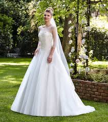Le mariage de votre amie approche et vous n'avez pas encore la robe ? Point Mariage Collection 2017 10 Robes De Mariee Pas Cheres Et Elegantes