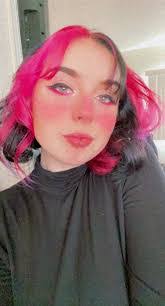 Eve Shafer's Instagram, Twitter & Facebook