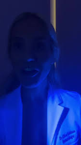 Woods Lamp trick for sunscreen 💡 #WoodsLamp #DrChloeGoldman #Dermatologist  #MiamiFL #Doctor #Miami