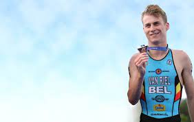 Hij werd 6de op de triatlon bij zijn olympisch debuut in rio de janeiro in 2016.op het europees kampioenschap in glasgow in 2018 won hij zowel brons in het individuele event als in de gemengde estafette. Ijzersterke Marten Van Riel Pakt Bronzen Medaille Op Ek Tria Het Nieuwsblad Mobile