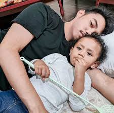 Kita dapat menggunakan cara berikut ini: Rupanya Ini 8 Selebriti Malaysia Yang Menjaga Anak Angkat Iluminasi