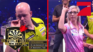 Ally pally erstmal ohne zuschauer. Quali Runde Fallon Sherrock Luca Toni Vs Michael Van Gerwen Hens Promi Darts Wm Prosieben Youtube
