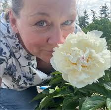 Who can recommend a travel agent for planning a Disneyland vacation?