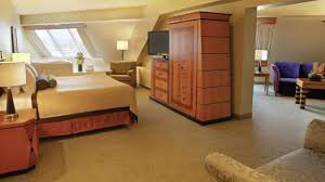 Room Comparison Luxor Hotel Casino In 2020 Luxurious Bedrooms Luxury Suite Hotel King