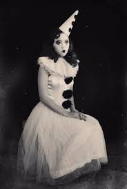 Black And White Clown Makeup Ideas Girl Wearing White Black Clown Outfit Clown Makeup Clown Clothes Clown Costume Women Vintage Clown