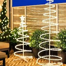 While longer projects may offer a chance to work on something over a period of time, even the grandest of christmas decorations ideas should be easy to follow, affordable and most of all, fun to create. 20 Fascinating Diy Christmas Balcony Decoration Ideas Godiygo Com