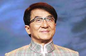 Jackie chan (conhecido em hong kong como dragão chan, em pin yin cheng long 成龙) nasceu numa família extremamente pobre, tão pobre que chan quase foi vendido para um rico casal britânico quando ainda era bebê. Jackie Chan Was Macht Eigentlich Der Chinesische Superstar Tv Spielfilm