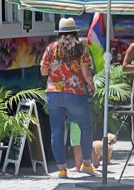 Jennifer Love Hewitt Enjoy A Shaved Ice Party In Her Front Yard In 2020 Jennifer Love Hewitt Jennifer Love Red Puffer Jacket