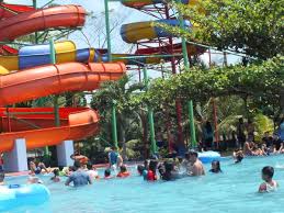 Jadi kalau datang pas hari biasa, biayanya cuma rp15 ribu. Kolam Seluncur Water Boom Hairos