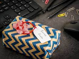 Cadouri de secret santa, o traditie de carciun care aprins radacini. De Craciun Fii Un Secret Santa Bun Idei Pentru Un Cadou Reusit