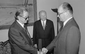 But jaruzelski remains an enigma and the debate over his actions is certain to continue. 30 Lat Temu Wojciech Jaruzelski Zostal Wybrany Na Prezydenta Prl Dzieje Pl Historia Polski