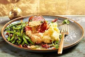 Schweinefilet A La Wellington Im Kakao Schinkenmantel Rezept Lecker In 2020 Schweinefilet Schweine Filet Weihnachtsessen Mit Fleisch