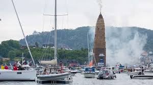 In 2010, a record was set for the tallest bonfire at 40.45 meters (132.71 ft). Slinningsbalet I Guinnessrekordbok 2016 Rbnett No Nyheter Sport Kultur Og Okonomi