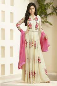 Red floral embroidered anarkali gown look gorgeous and stunning with this red floral anarkali gown featured on a lovely georgette fabric. Drashti Dhami Featuring White Floral Embroidered Pant Style Anarkali Sirin Elbiseler Elbiseler Kiyafet