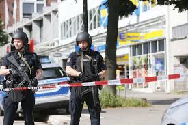 Here you can not only inflect messerattacke but also all german nouns. Messerattacke In Supermarkt Attentater In Hamburg War Als Islamist Bekannt Politik Tagesspiegel