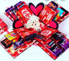 Estamos a exatos um mês do dia dos namorados e se você já está pensando em ideias de presentes para surpreender o seu namorado ou namorada o vídeo de hoje é para você. Caixa Surpresa Para Namorado Cheia De Chocolate Explosion Box Caixas Artesanais Presentes Artesanais
