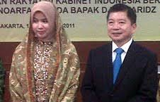 Maybe you would like to learn more about one of these? Istri Muda Temani Suharso Saat Serah Terima Jabatan Menpera