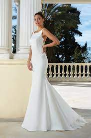 Non tutte le spose immaginano il loro abito dei sogni con gonne ampie e ricchi corpini, anzi, spesso capita che le bride to be preferiscano puntare su modelli più sobri ma allo stesso tempo di grande charme, come gli abiti da sposa semplici. Abiti E Vestiti Da Sposa Semplici E Lisci Marisa Spose