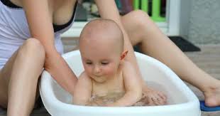 Midwife miriam maldonado shows new parents how to give their newborn a sponge bath. 3 314 Baby Bath Stock Videos Royalty Free Baby Bath Footage Depositphotos