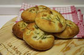 Potete anche scegliere di realizzare le focaccine di patate filanti con diversi ripieni, così da accontentare tutti i le patate bollite nascondono al loro interno uno scrigno di sapori irresistibili: Focaccine Alle Patate Sofficissime La Maga In Cucina
